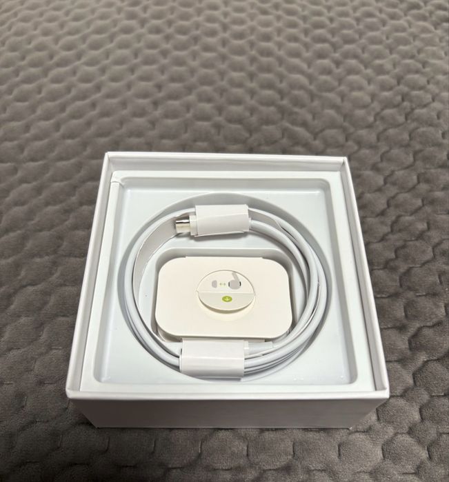 Бездротові навушники Pro 2nd Generation у новому стані.