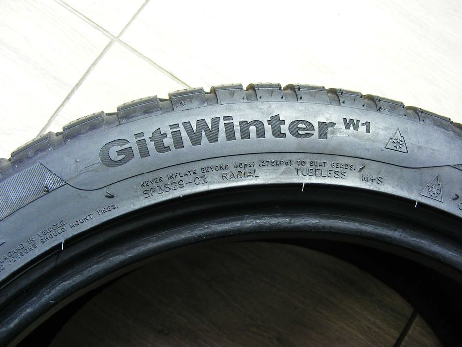 Зимова гума 235/45/18 -4 шт. Giti Winter W1 .