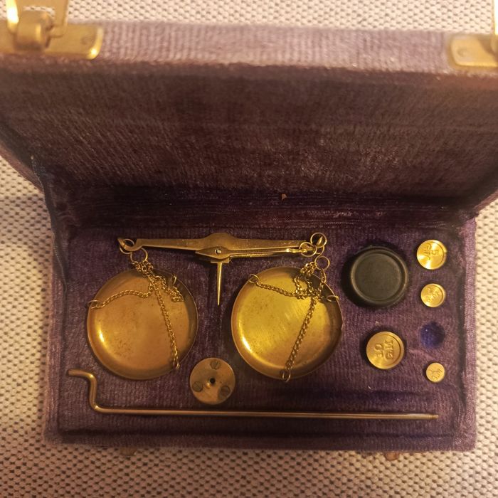 W waga stara indyjska z odważnikami z mosiądzu początek 19 wieku