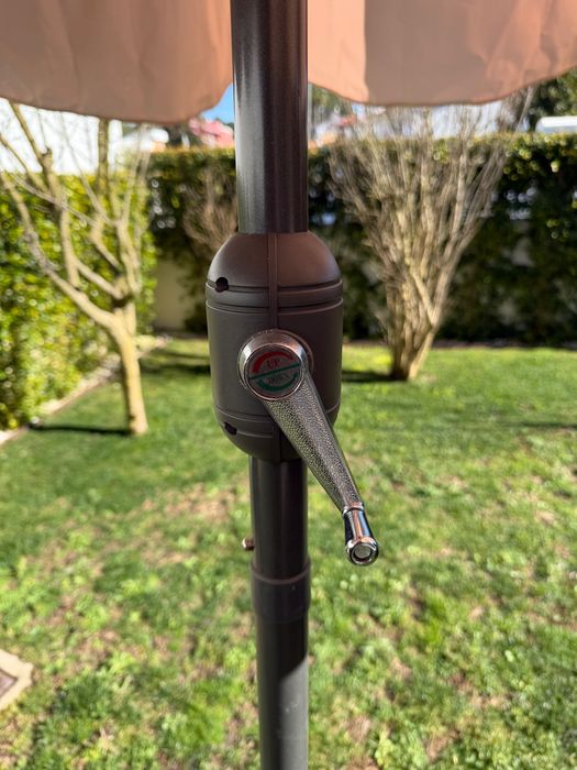 Guarda-sol de jardim premium com iluminação LED solar integrada + base em concreto – Muito bom estado