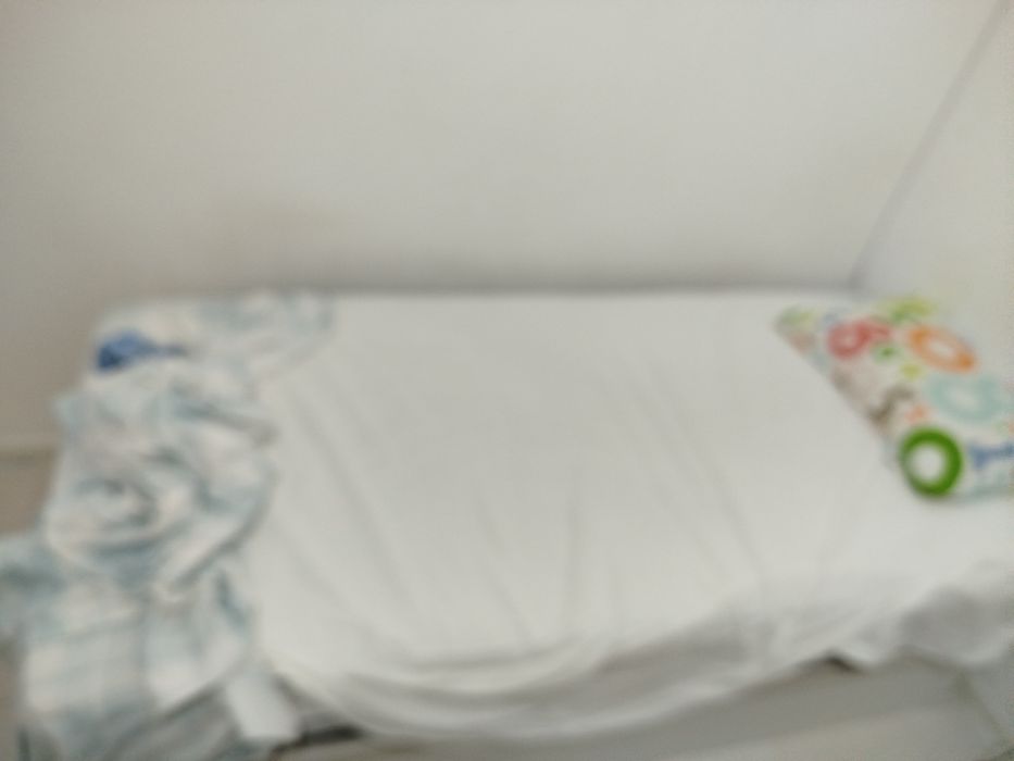 Cama solteiro com plataforma elevatória