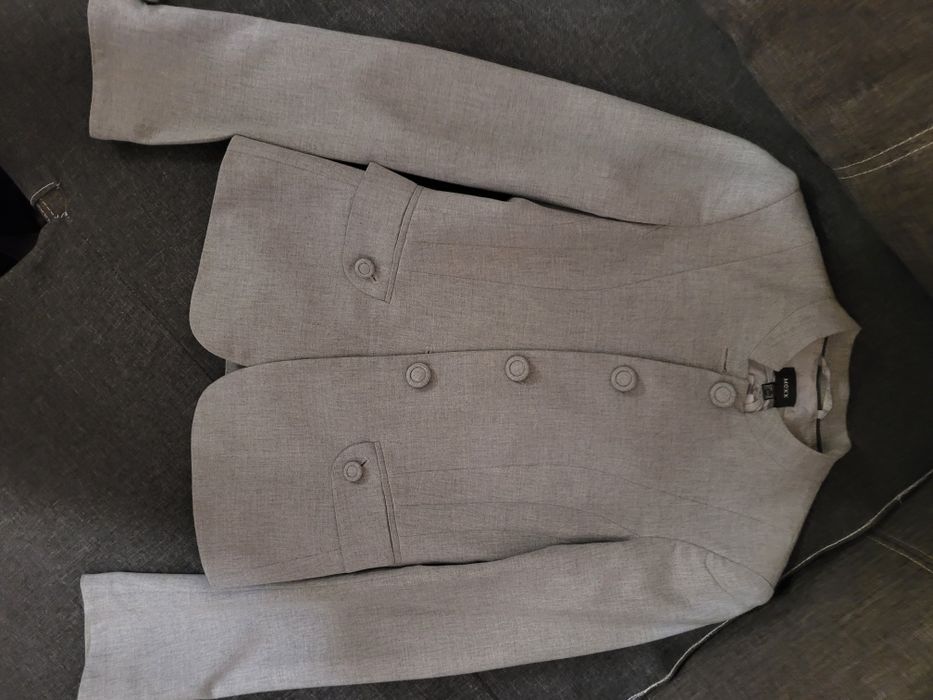 Жіночий жакет світлого кольору S-М