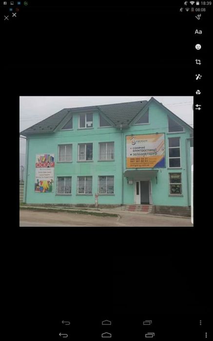 Трьохповерхова комерційна будівля, просторі  зали для торгівлі