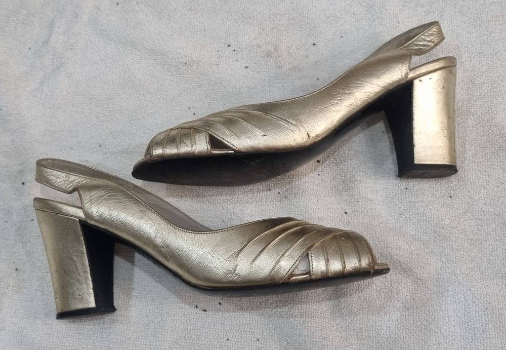 Lote de Sapatos Mulher N° 34 valor cada variado ver todas fotos