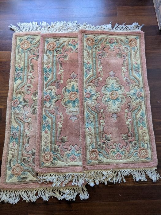 Tapetes em lã de alta qualidade feito a mão com base  de algodão..