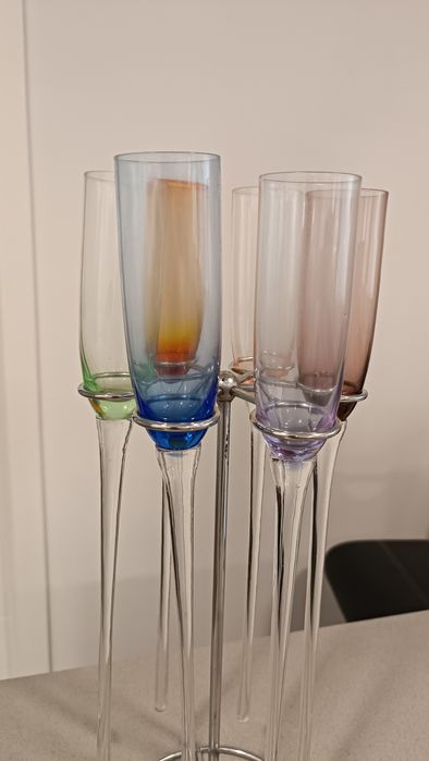 Copos de champanhe, pés compridos, em suporte prateado