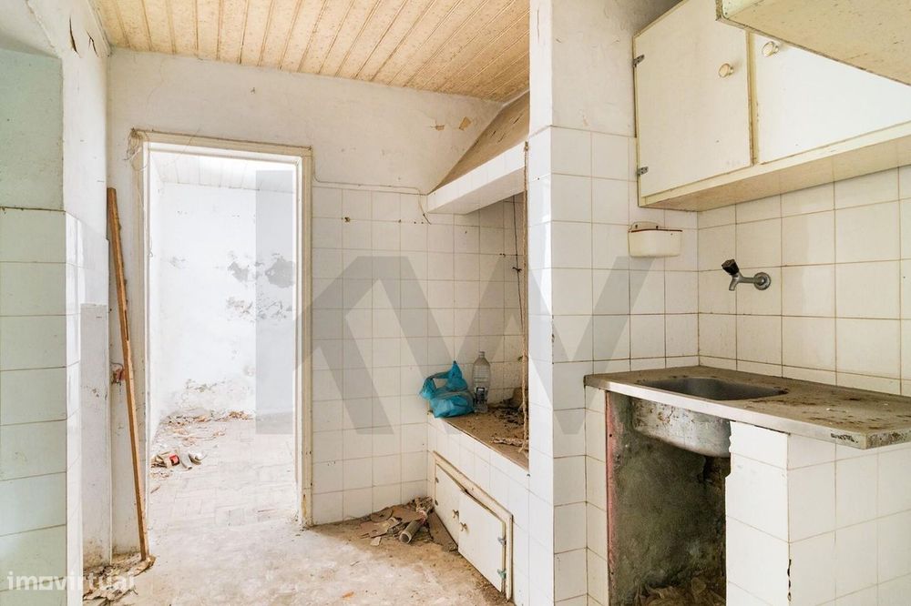 Prédio para Obras no Campo das Amoreiras, em Santa Clara – Lisboa