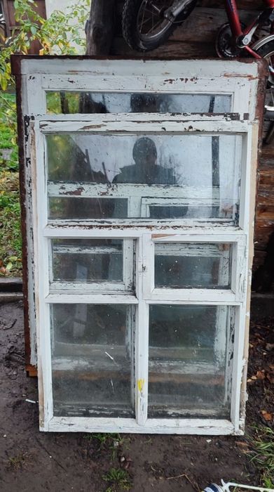 Окна дерев'яні.  Двері.