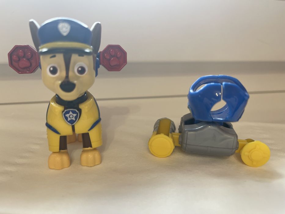 Psi patrol pies Chase wraz z ubraniem na zmianę