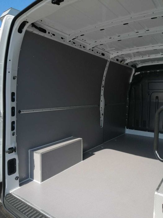 Zabudowa przestrzeni ładunkowej na aucie Renault Master L3H2