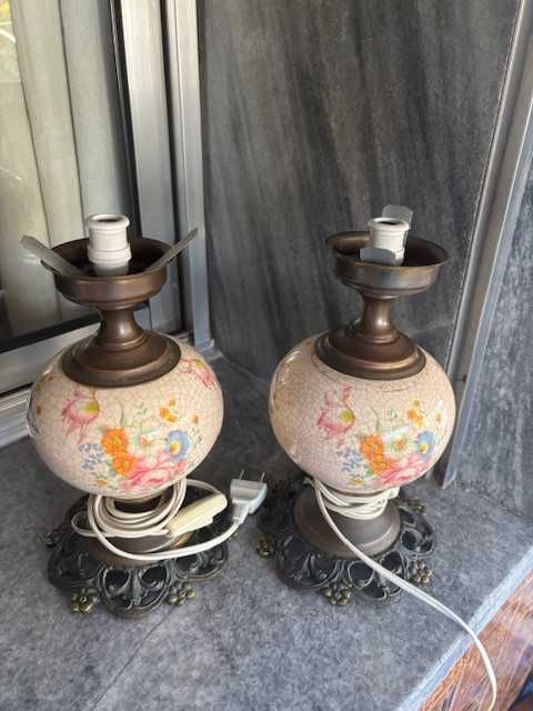 Selling a pair of porcelain lamps
