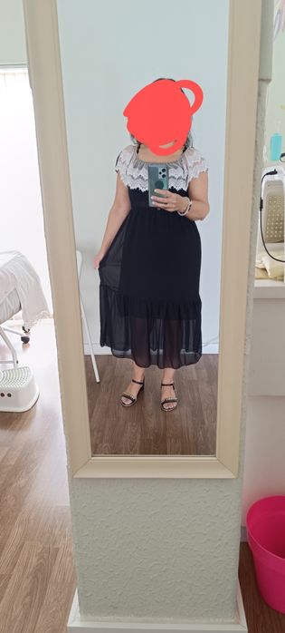 Vestido preto com renda branca forrado. Usado