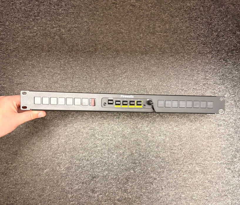 Firewalla Gold Plus + Półka do montażu w szafie Rack - Nowa