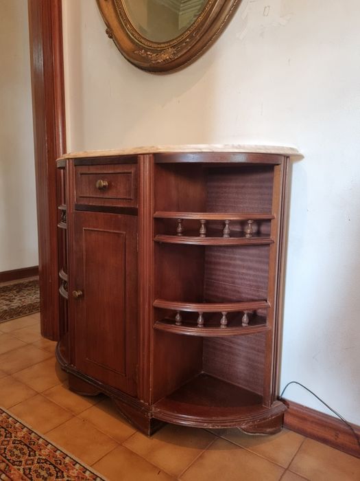 Móvel pequeno clássico