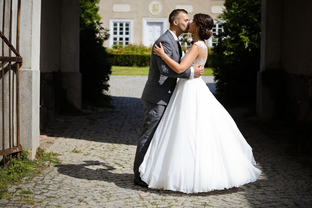 Suknia ślubna o rozmiarze 38 .