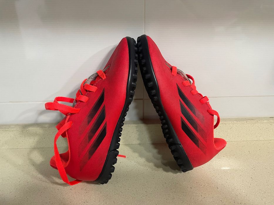 Ténis vermelhos adidas de desporto para criança