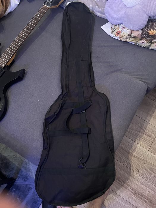 Gitara elektryczna  typu metal, czarna.