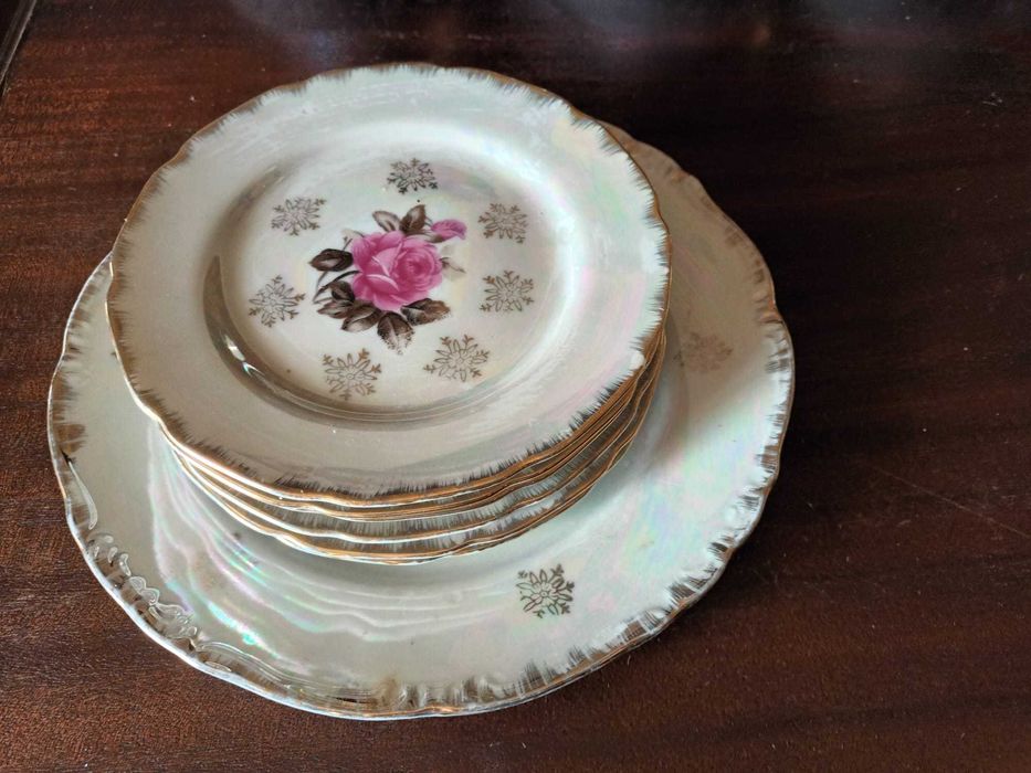 Serviço de chá em porcelana com pratos de bolo