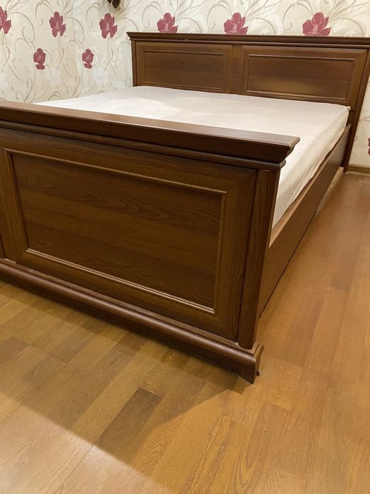 Ліжко та комоди два штуки