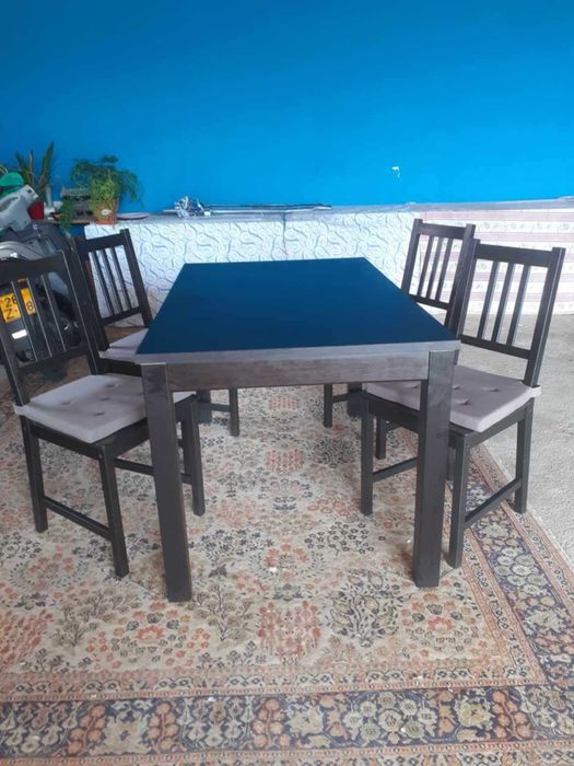 Duas mesas + cadeiras para venda sem marcas de uso