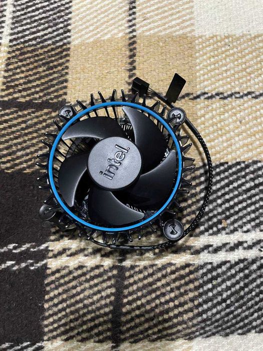 Новый боксовый кулер Intel BOX Laminar RM1 (s1700) с термопастой