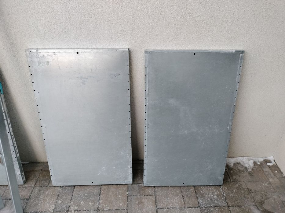 Regał magazynowy z pięcioma metalowymi pułkami