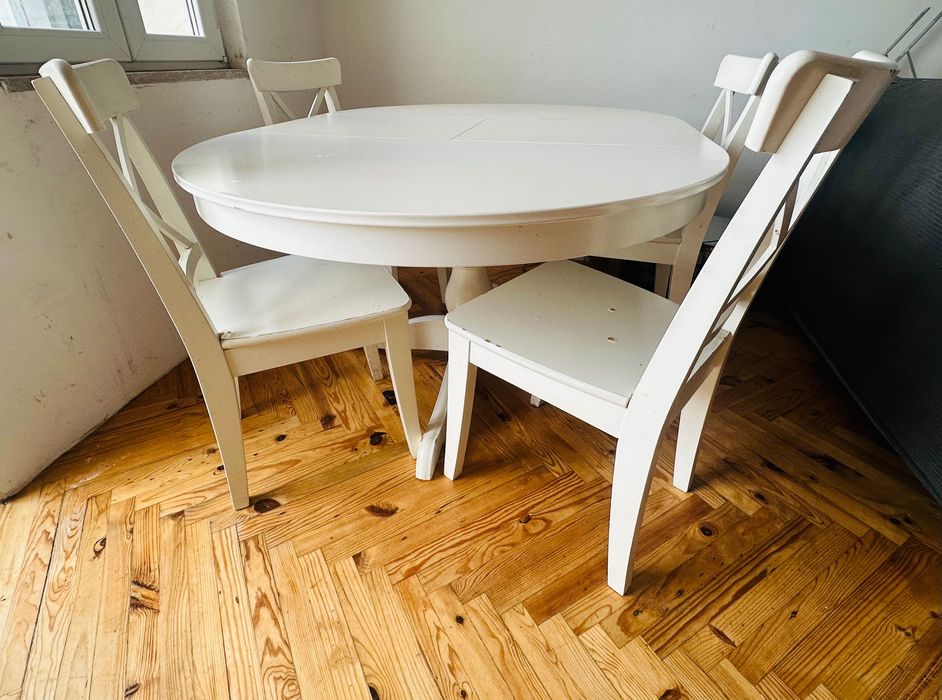 Conjunto de mesa e 4 cadeiras de madeira478456540793425921
