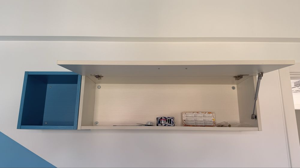 Cama de solteiro com gavetoes e movel superior