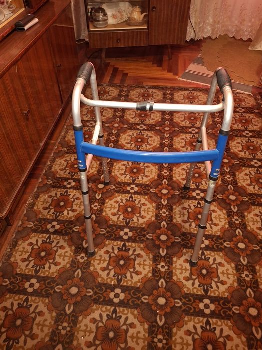 Продам ходунки, подголовник для инвалидов