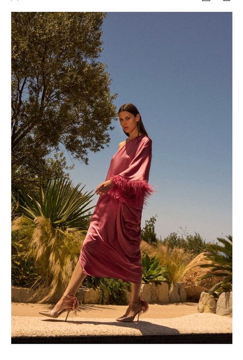 Vestido de manga comprida com decote assimétrico e detalhes em penas L