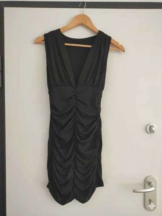 Mini Vestido Preto Justo – Decote em V Profundo – Drapeado – Tamanho S