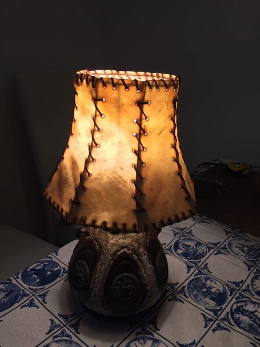 Lampa a’la butelka ze skórzanym kloszem