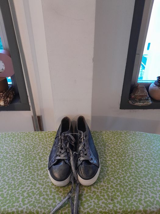 Vendo Sapatilhas de Senhora muito bonitas como novas