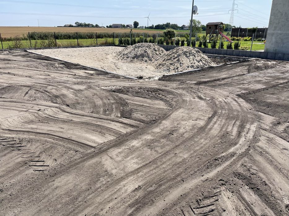 Zakładanie trawników - równanie i niwelowanie terenu po budowie