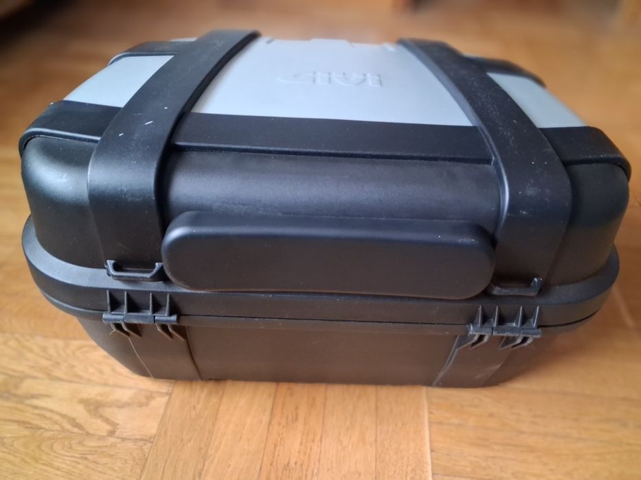 Givi Trekker 52 l.Kufer centralny w bardzo dobrym stanie.