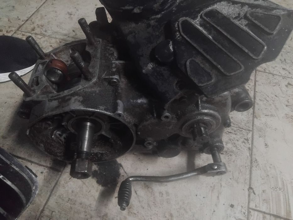 Por falta de palavra vendo 2 motores casal 125cc 1 completo e outro pa