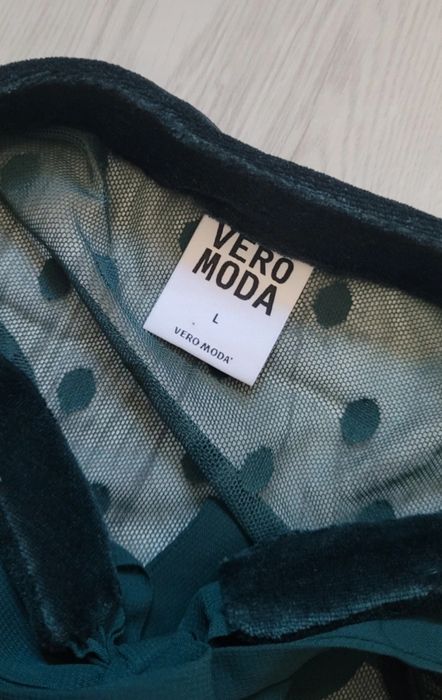 Welurowa elegancka sukienka z koronką i wiązaniem L Vero Moda