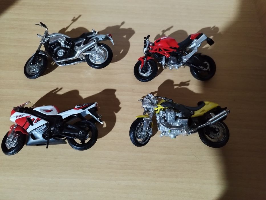 Várias motas de coleção