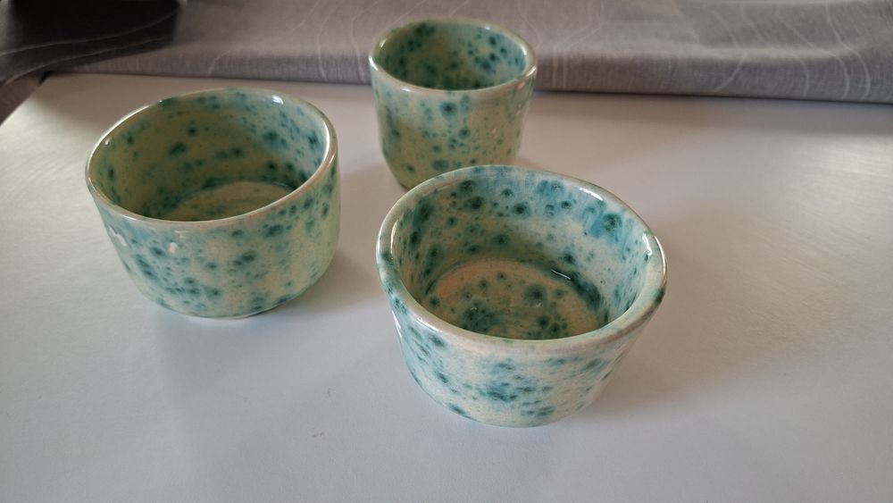Conjunto de 3 chávenas em cerâmica artesanal — feito à mão