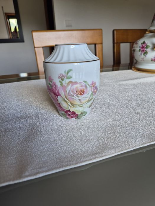 Vaso decorativo em porcelana floral vintage com detalhes dourados