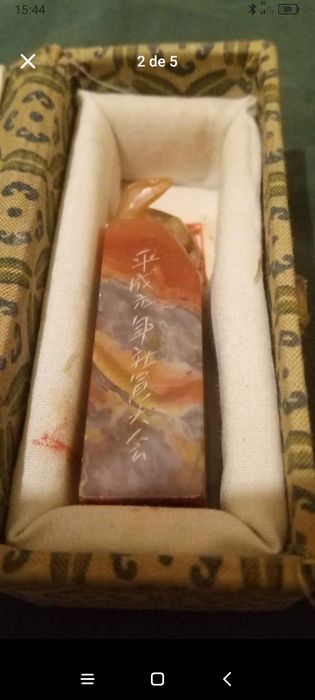 Enfeite de pedra com um signo em chinês