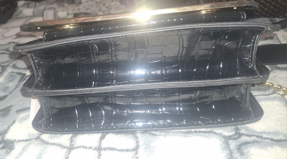 Modna nowoczesna torebka kuferek czarna lakierkowa z zlotym