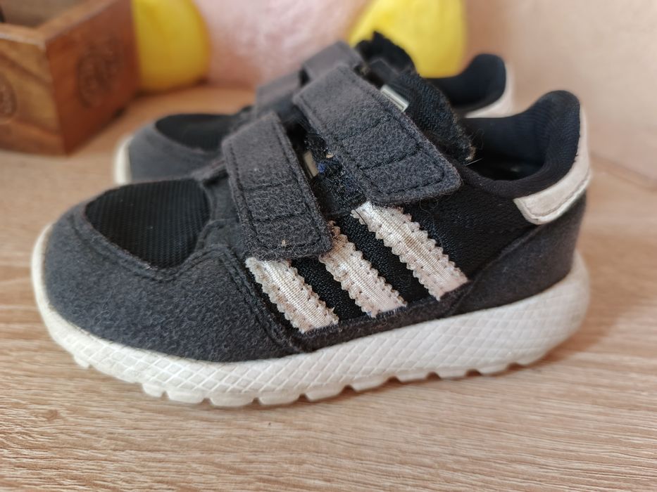 Дитячі кросівки адідас