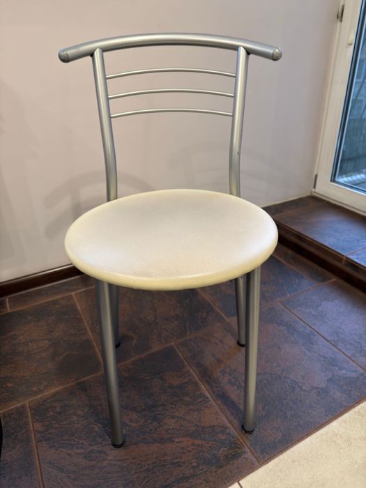 Кухонний стіл склянний