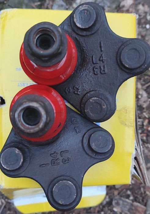 Шаровые опоры 6R0407366 правая и 6R0407365 левая