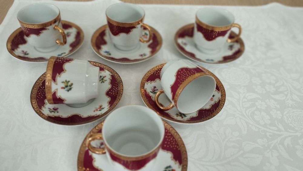 Porcelanowe filiżanki z podstawkami