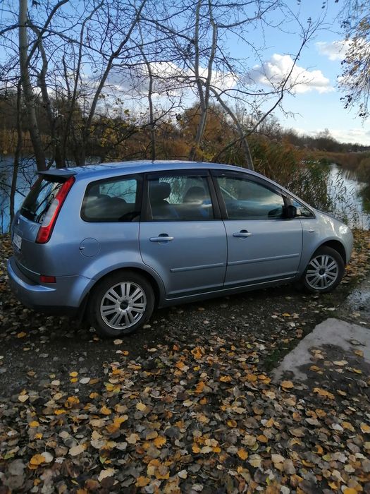 Хороший сімейний автомобіль 1 8 в доброму стані другий власник