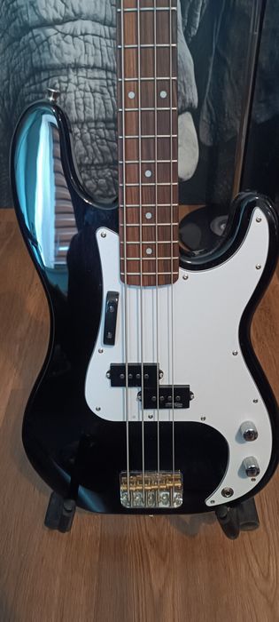 Gitara basowa Vintage reissued v4 bass
