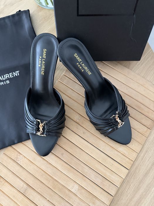 Szpilki YVES Saint Laurent Klapki Babylone Mules In Smooth Leather Sandały Mule