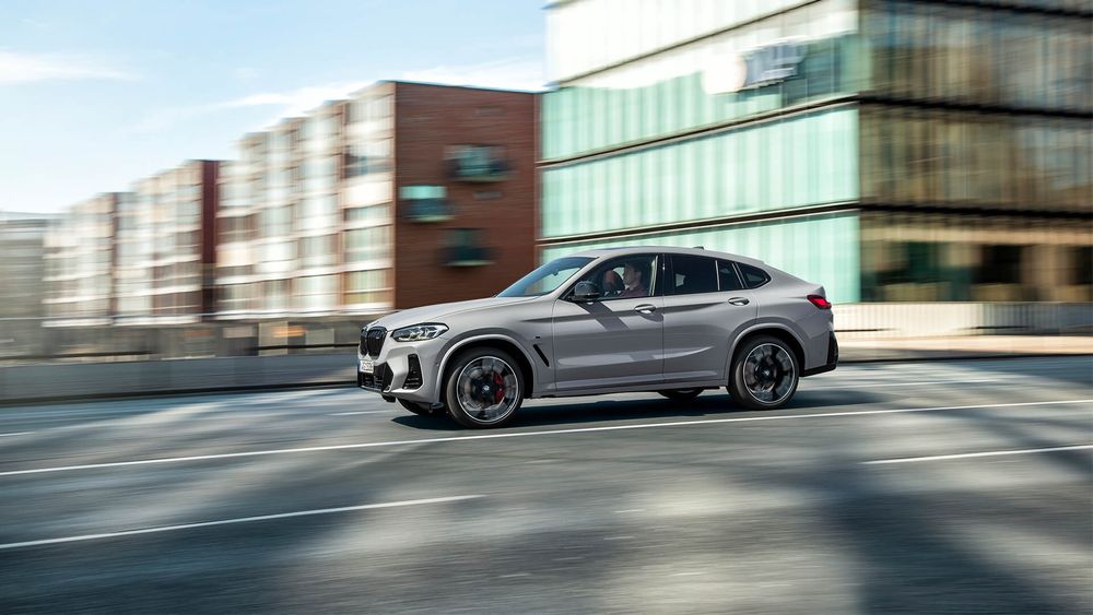 BMW X4 białe podczas jazdy w mieście